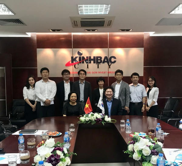 Đại diện lãnh đạo 2 bên tại lễ ký kết.