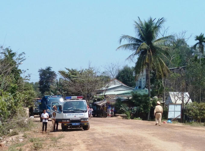 CSGT đang xử lý các lỗi vi pham của các tài xế chở đất.