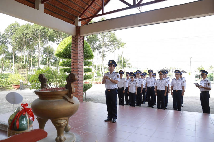 Cán bộ, chiến sĩ BTL Vùng Cảnh sát biển 4 dâng hương tưởng niệm tại Nhà tù Phú Quốc