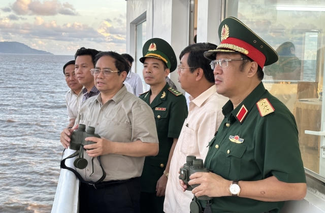 Thủ tướng khảo sát, làm việc về tình hình sụt lún, ngập úng tại Đồng bằng Sông Cửu Long