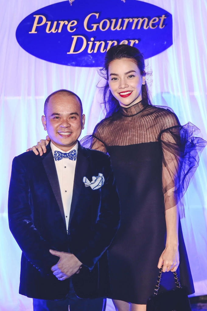 Hồ Ngọc Hà vui vẻ hội ngộ cùng người anh – người bạn thân thiết lâu năm là doanh nhân Dương Quốc Nam, nữ ca sỹ cũng vui mừng khi gặp và trò chuyện cùng các nghệ sỹ, bạn bè có mặt trong buổi tiệc (Ảnh: Khoa Nguyễn D.K)