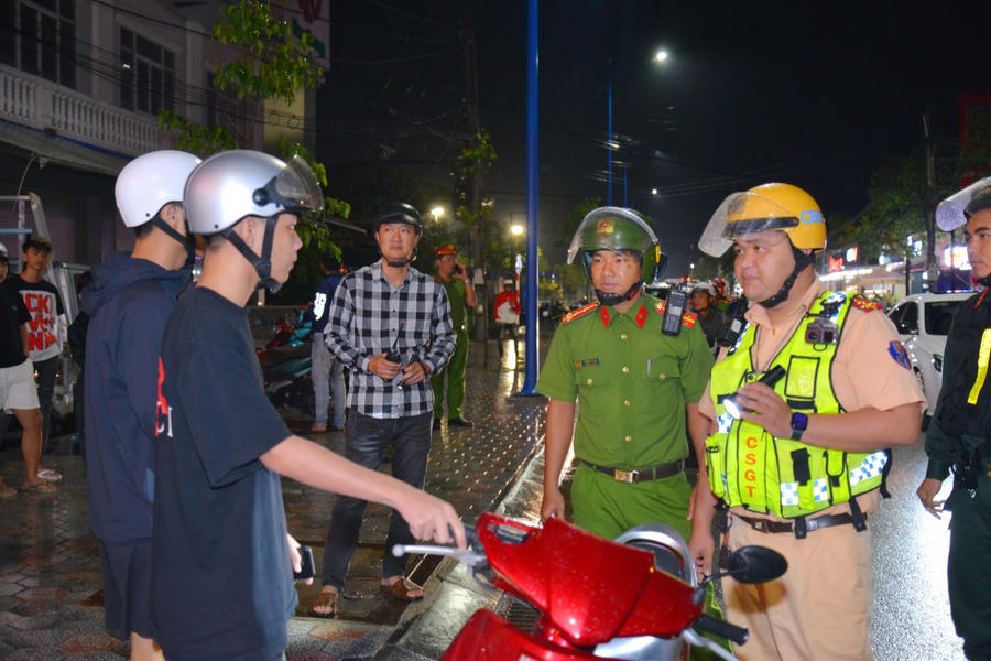 Tổ tuần tra, kiểm soát 238 Công an tỉnh Cà Mau tiến hành kiểm tra các phương tiện vi phạm.