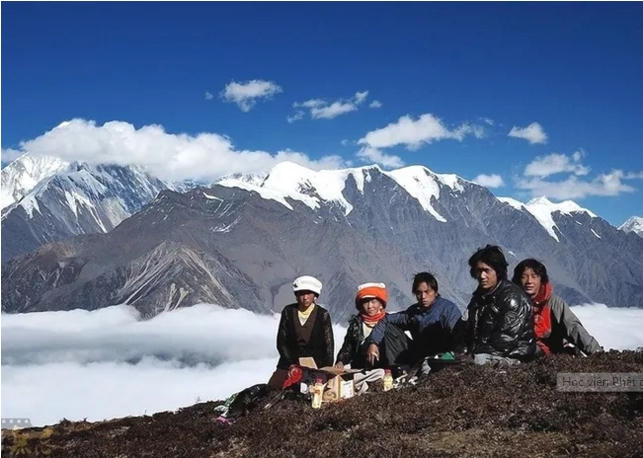 V&agrave; cả những ngọn n&uacute;i quanh năm tuyết phủ