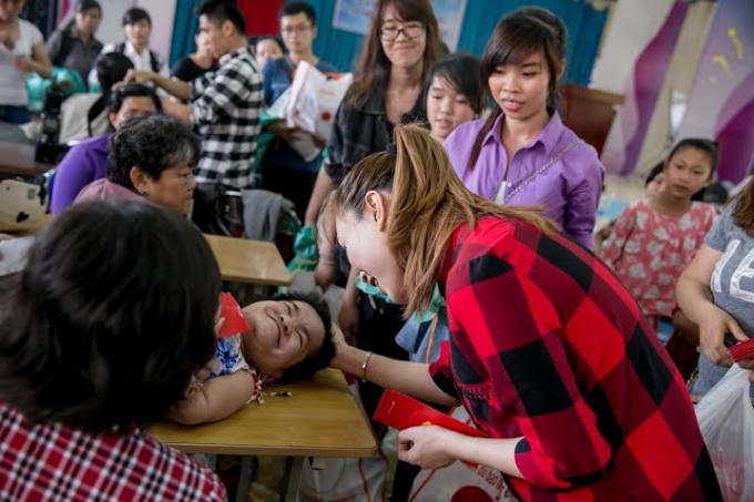 Những hình ảnh ấn tượng Mỹ Tâm trong chuyến thiện nguyện cuối năm