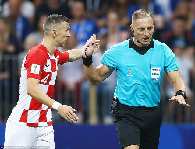Perisic cũng để bóng chạm tay đáng tiếc khiến Croatia phải nhận phạt đền