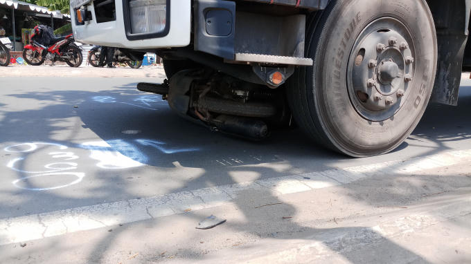 Chiếc xe tải cuốn xe máy đi 20m.