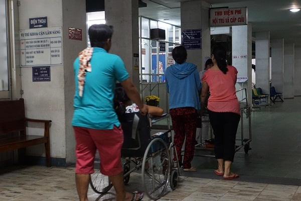 Phía trong bệnh viện, cuộc sống vẫn thường nhật như ngày thường.