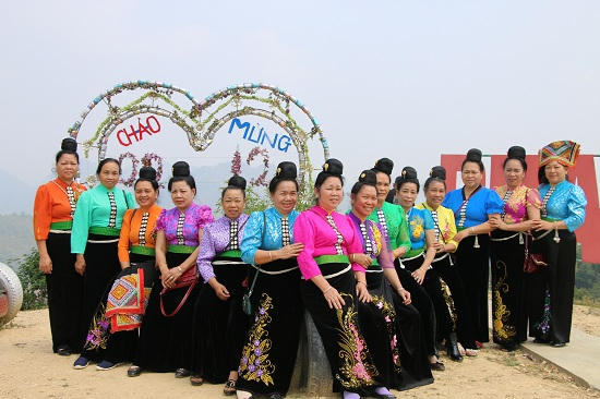 Núi non hùng vĩ, cảnh đẹp hoang sơ, tươi đẹp, khí hậu trong lành, mát mẻ, tạo cho Pha Đin trở thành một thiên đường du lịch, trải nghiệm của du khách thập phương.