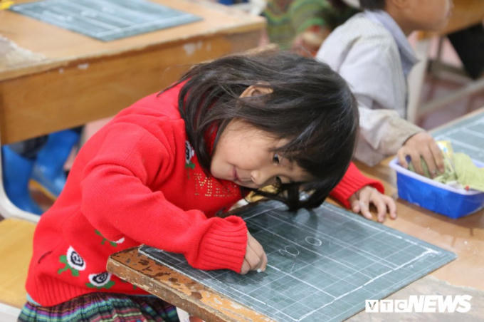 Đem con chữ đến với các em học sinh dân tộc thiểu sổ là niềm hạnh phúc của những người làm thầy.