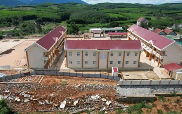 Sớm làm rõ nguyên nhân tường rào trường bán trú THCS Võ Nguyên Giáp đổ sập