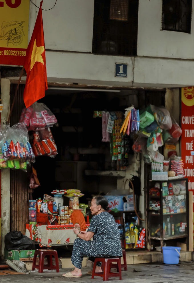 Các quán nước vỉa hè cũng trở nên yên lặng.