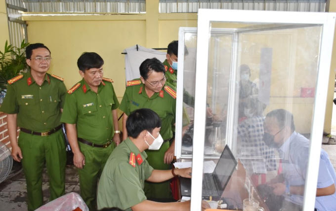 Đại tá Lê Thanh Hùng - Phó Giám đốc Công an tỉnh Bạc Liêu (đứng thứ 2, từ trái sang) trực tiếp kiểm tra công tác cấp định danh điện tử tại Công an Phường 1, thành phố Bạc Liêu.