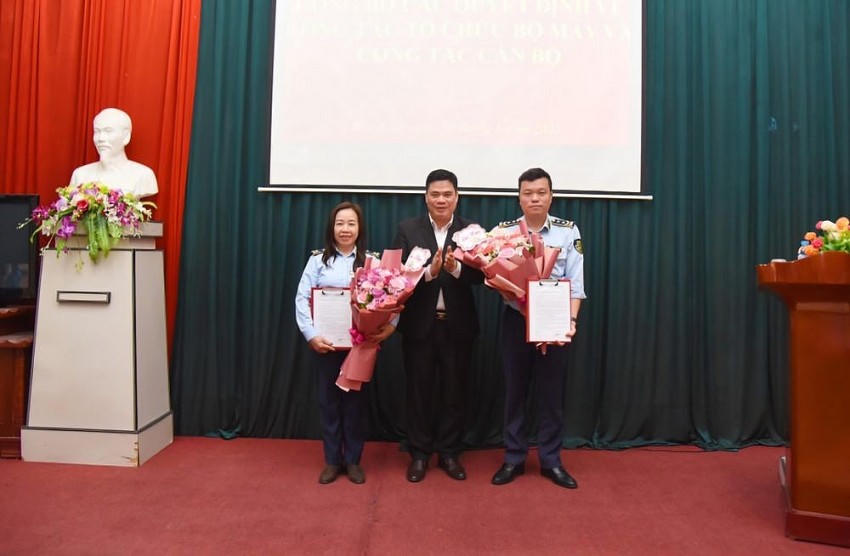 Lãnh đạo Sở Công Thương Bắc Kạn - trao quyết định bổ nhiệm lãnh đạo Chi cục QLTT .