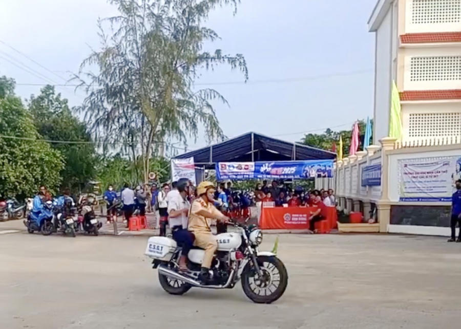 Lực lượng CSGT Cà Mau đã tích cực hỗ trợ đưa em Nguyễn Trọng Tính (học sinh lớp 12C2, Trường THPT U Minh, huyện U Minh) đến điểm thi kịp thời.