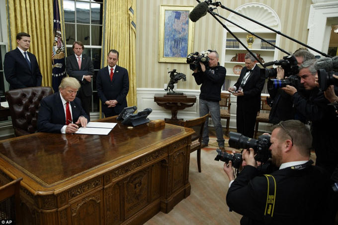 Ngay sau khi tới Nhà Trắng, ông Trump không bỏ lỡ một phút nào, tiến tới phòng Bầu Dục. (Ảnh: AP)
