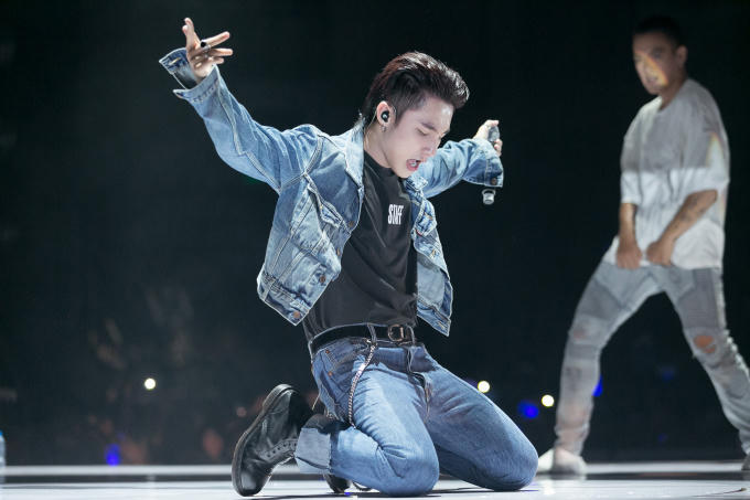 Nam ca sĩ cháy hết mình trên sân khấu