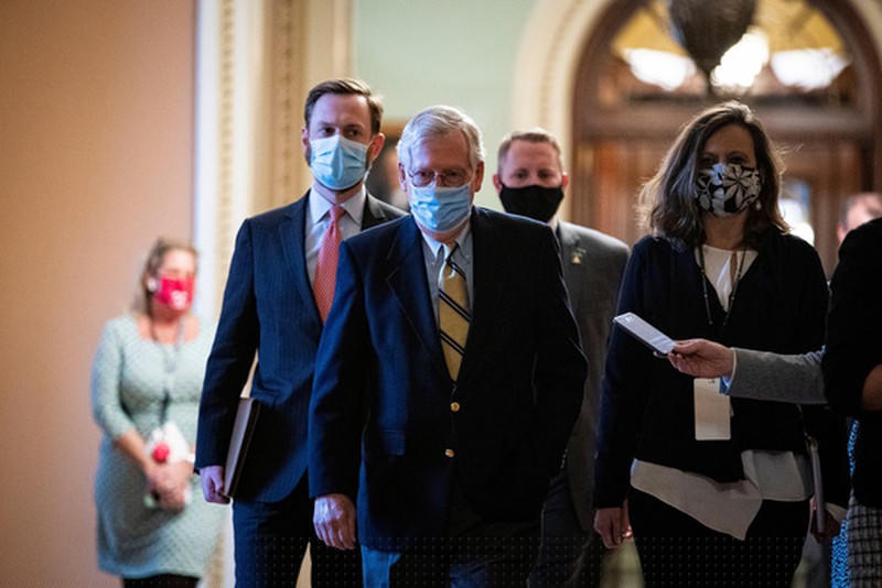 Thượng nghị sĩ Mitch McConnell (giữa) rời khỏi phòng họp thượng viện sau phiên bỏ phiếu. Ảnh: REUTERS.