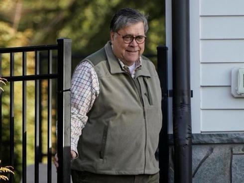 Bộ trưởng Tư pháp Mỹ William Barr rời nhà ở bang Virginia đến trụ sở Bộ Tư pháp Mỹ ở thủ đô Washington (Mỹ) ngày 243. Ảnh: REUTERS