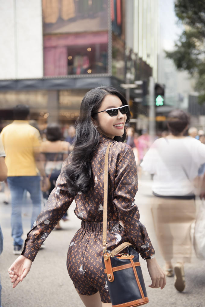 Hoa hậu Huỳnh Vy xinh đẹp với bộ ảnh streetstyle “lạc lối” ở Singapore