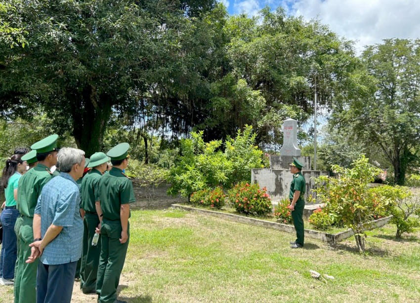Đồn Biên phòng Lò Gò tổ chức giới thiệu về đường biên, cột mốc và nhiệm vụ quản lý, bảo vệ biên giới đồn phụ trách