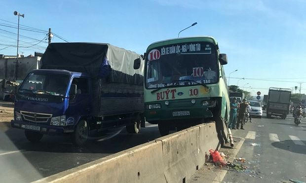 Chiếc xe buýt nằm chênh vênh trên dải phân cách bê tông.