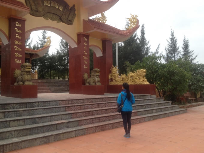 Những người đi qua đây thường ghé vào thắp nén hương.