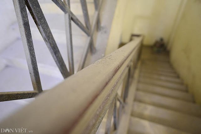 Cầu thang bộ khá bẩn thỉu, bụi bám lớp dày tại tay vịn cầu thang.