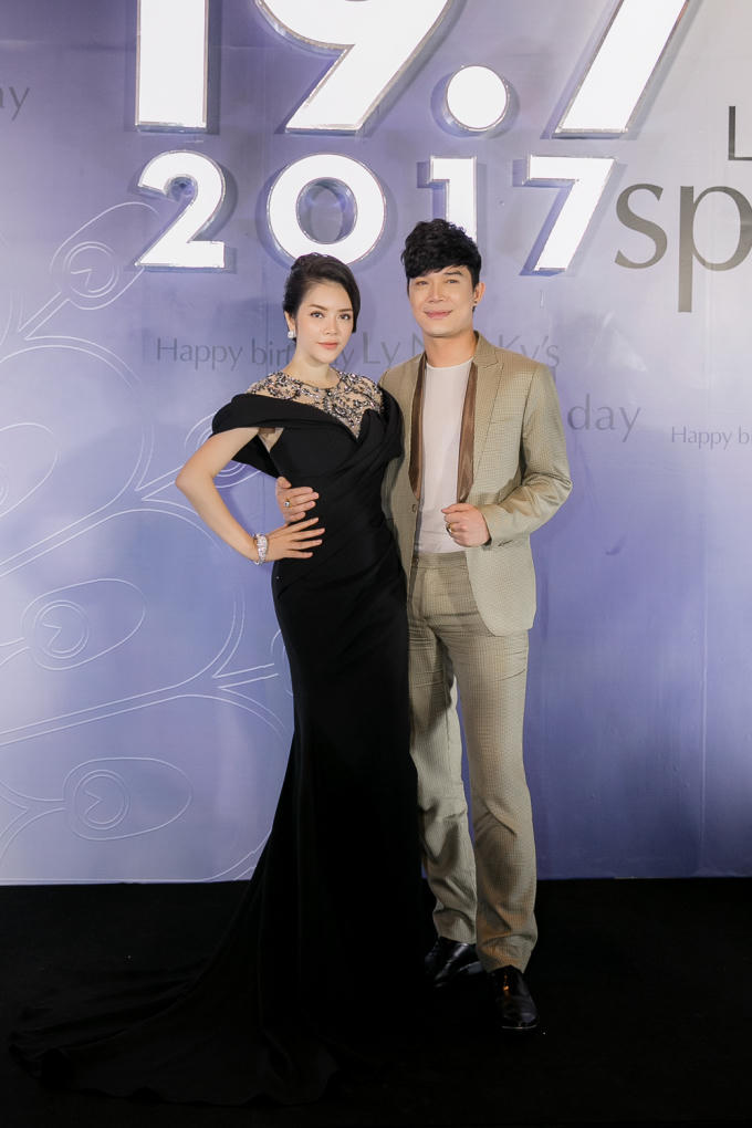 L&yacute; Nh&atilde; Kỳ ng&agrave;y c&agrave;ng xinh đẹp, qu&yacute; ph&aacute;i v&agrave; quyến rũ. C&ocirc; kh&ocirc;ng ngại thể hiện t&igrave;nh cảm với người bạn th&acirc;n thiết.&nbsp;