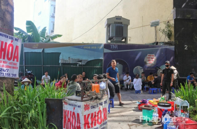 TNR - Tấm biển quảng cáo bị rách ở số 4 Trần Hưng Đạo