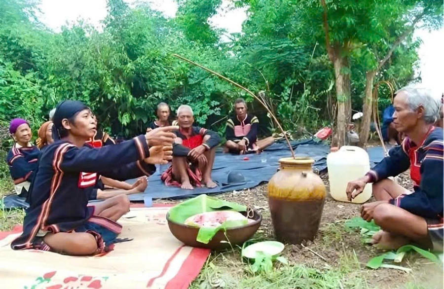 Lễ cúng cầu mưa của Vua lửa Siu Ất. (Ảnh: UBND huyện Phú Thiện)