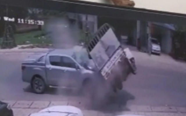 Clip xe bán tải tông xe tải bay vào lề đường, tài xế tử vong tại chỗ