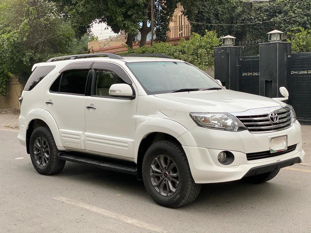 Toyota Fortuner cũng nằm trong mẫu xe được một số hãng taxi sử dụng. Ảnh ST. 