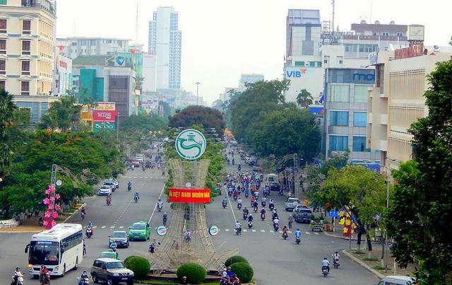 Đại lộ Hoà bình một trong những con đường đẹp nhất của Cần Thơ.