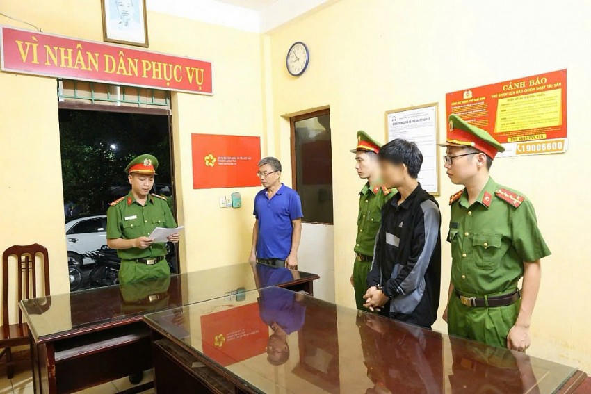 Công an phường Năng Tĩnh đọc lệnh giữ người trong trường hợp khẩn cấp đối với nam thanh niên về hành vi “Gây rối trật tự công cộng”