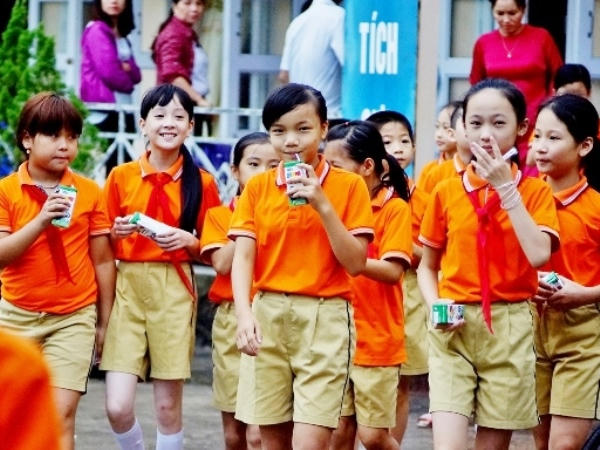 Sau 1 tháng thực hiện Sữa học đường ở Hà Nội, vẫn còn những băn khoăn. Ảnh: TTXVN