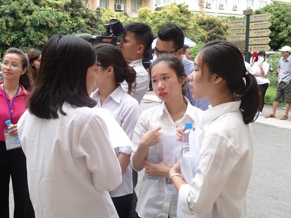 Dù đã kết thúc bài thi, nhưng nhiều bạn vẫn nán lại, trao đổi kết quả với nhau