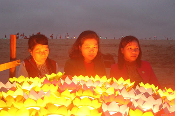 Biển Cẩm Nhượng chiều ngày 12 tháng 3 năm 2018, chuẩn bị thả hoa đăng tưởng niệm các liệt sĩ đã hy sinh khi làm nhiệm vụ tại đảo Gạc Ma 30 năm trước.