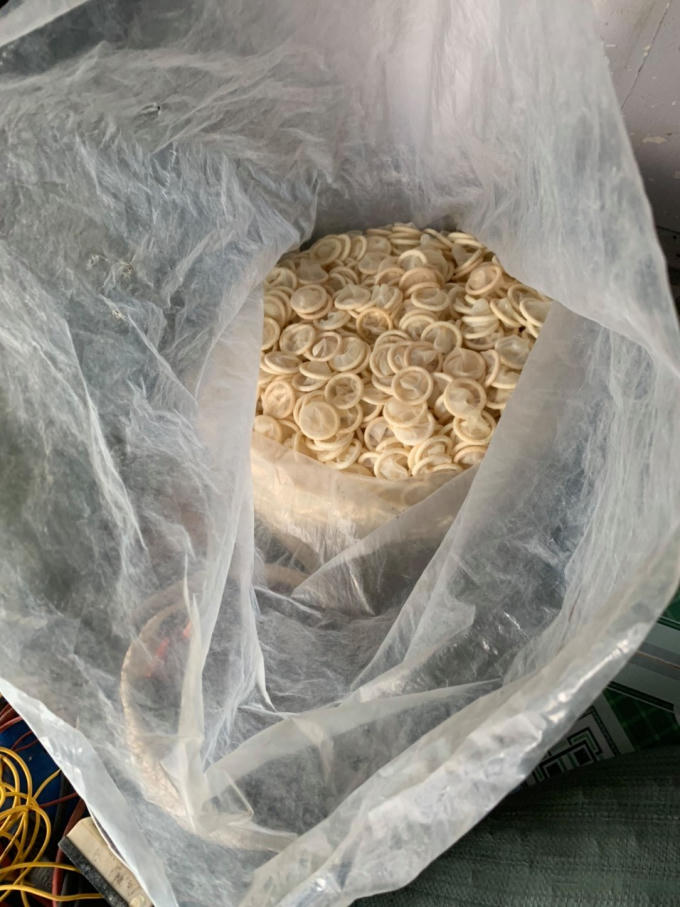 Bà Ngọc súc rửa, phơi khô, phân loại và dùng dương vật giả để vuốt lại, tạo hình như mới.