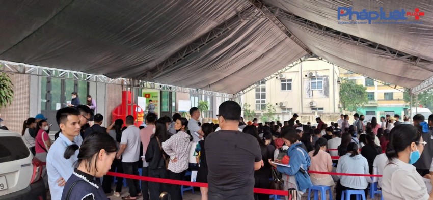 Người dân chen chân, xếp hàng chờ lấy số mua xuất Nhà ở Xã hội