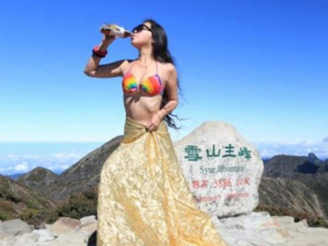 Cô Wu Chi-yun thường leo núi một mình với trang phục "thiếu vải". Ảnh: FACEBOOK