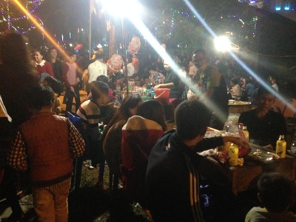 Bên ngoài những cửa hàng dịch vụ ăn uống tấp nập người ra, vào.