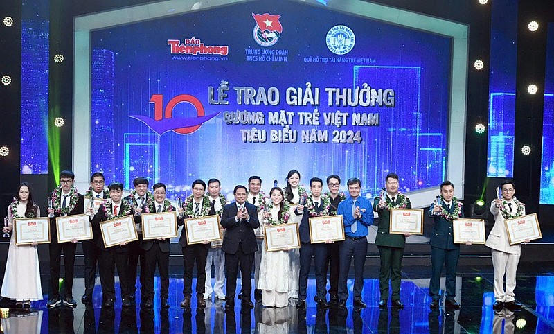 Thủ tướng Phạm Minh Chính và Bí thư thứ nhất Trung ương Đoàn Bùi Quang Huy trao giải thưởng Gương mặt trẻ Việt Nam tiêu biểu năm 2024.