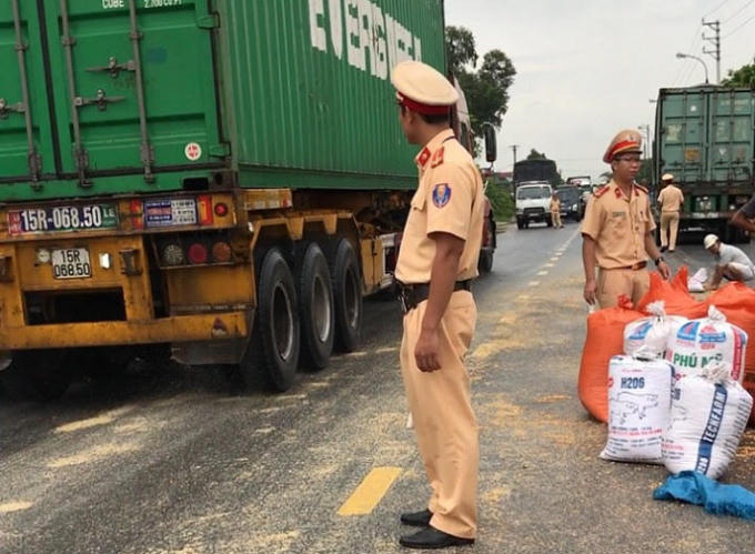Ngoài việc thu gom ngô, các chiến sĩ CSGT con tiến hành phân luồng giao thông, tránh ùn tắc tại nơi xảy ra sự việc.