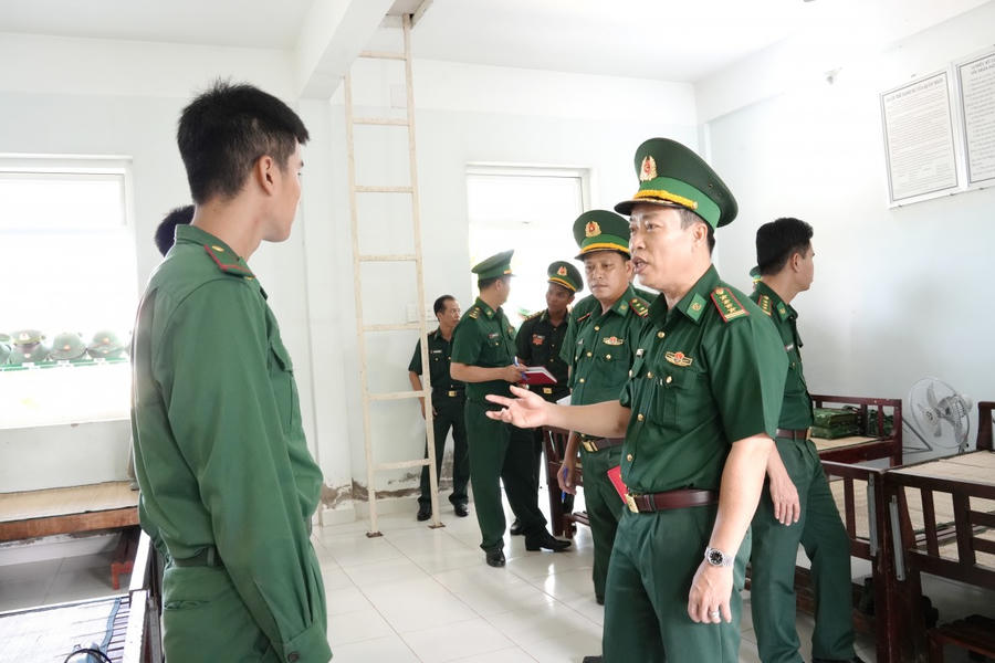 Đại tá Phạm Minh Giang -Bí thư Đảng ủy, Chính ủy BĐBP tỉnh và đoàn công tác thăm hỏi, động viên cán bộ, chiến sĩ Đồn Biên phòng Gành Hào.