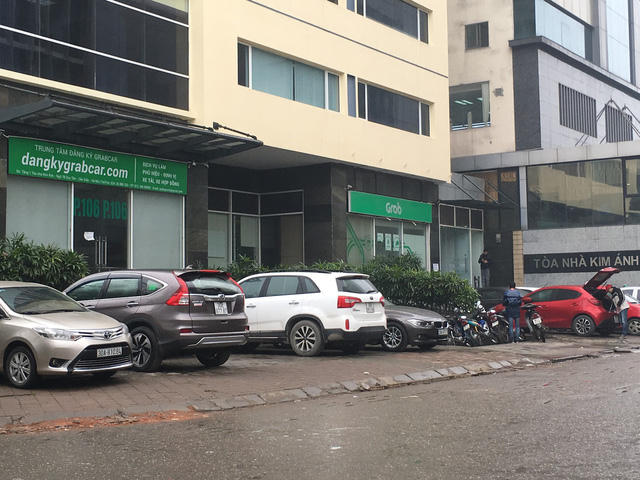 Phía trước trụ sở Grab đã không còn đông như hôm qua