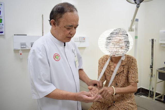 Nạn nhân được điều trị thành công, cánh tay được hồi phục sau khi nhập viện.