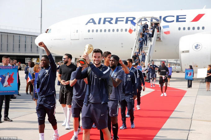 Thủ thành Hugo Lloris dẫn dầu đội tuyển Pháp rước cúp về Paris .