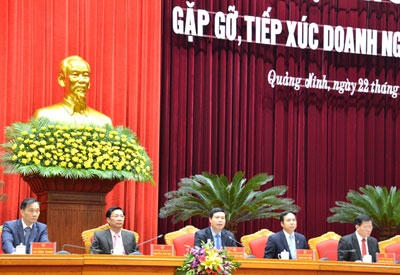 Bí thư Tỉnh ủy cùng Chủ tịch, Phó Chủ tịch UBND tỉnh chủ trì, trả lời các ý kiến của nghiệp.