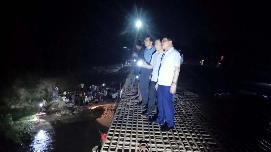 Ông Nghiêm Xuân Cường, Phó Chủ tịch Ủy ban nhân dân tỉnh Quảng Ninh cùng lãnh đạo huyện Hải Hà tại hiện trường chỉ đạo tìm kiếm.
