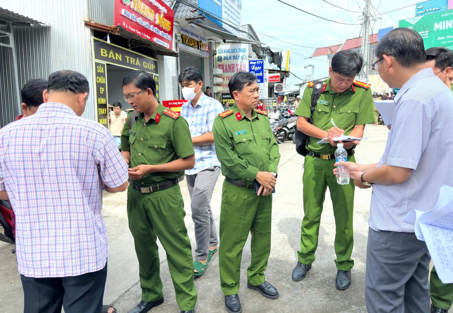 Đại tá Châu Quốc Huy - Phó Giám đốc, Thủ trưởng Cơ quan Cảnh sát điều tra Công an tỉnh Cà Mau trực tiếp có mặt tại hiện trường chỉ đạo điều tra, làm rõ vụ việc.